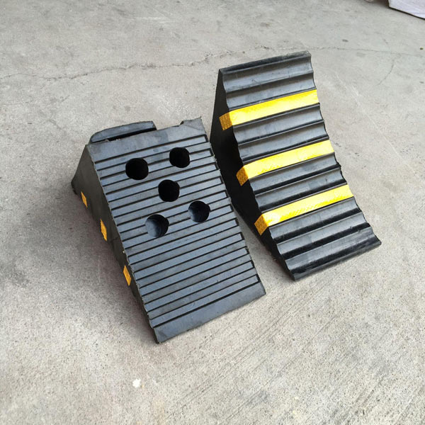 Mặt trước và sau của cục chặn bánh xe