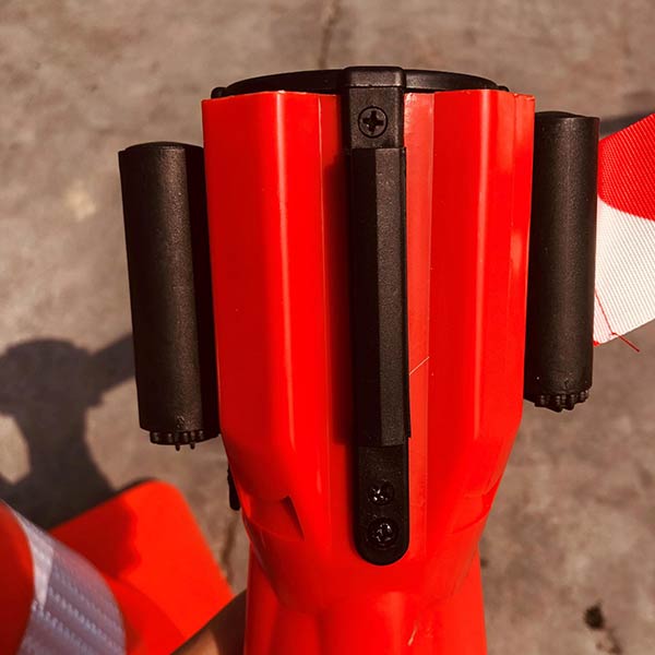 Cận cảnh đầu hộp dây nối cọc tiêu