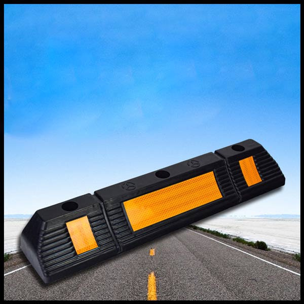 Mẫu gờ chặn bánh xe ô tô bằng cao su có dán phản quang