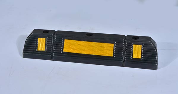 Hình ảnh gờ chặn bánh xe ô tô phản quang chụp tại kho hàng