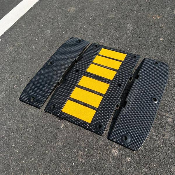 Gờ giảm tốc gắn băng phản quang của Hành Tinh Xanh