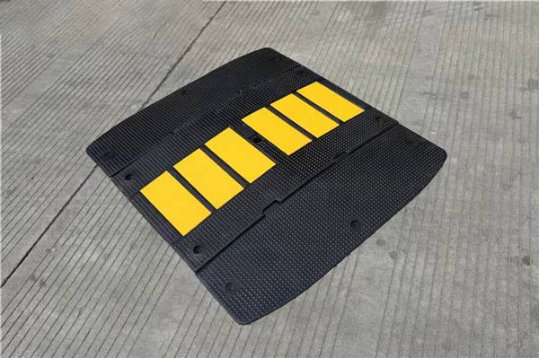 Gờ giảm tốc gắn băng phản quang của Hành Tinh Xanh