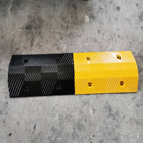 Hình ảnh thực tế gờ cao su giảm tốc độ