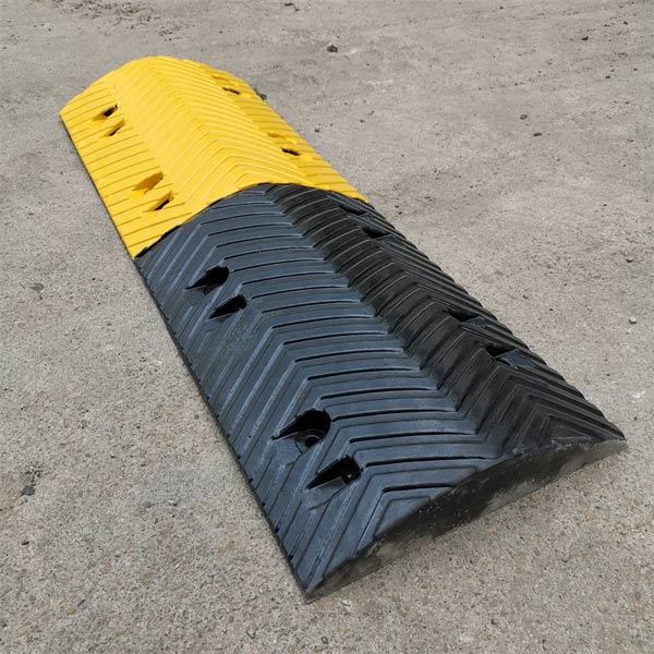 Hình ảnh thực tế gờ cao su giảm tốc độ