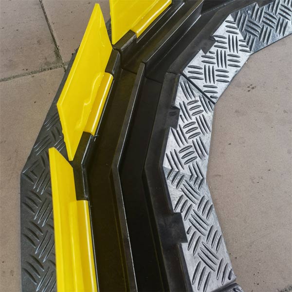 Rãnh chứa dây cáp điện khá là rộng rãi