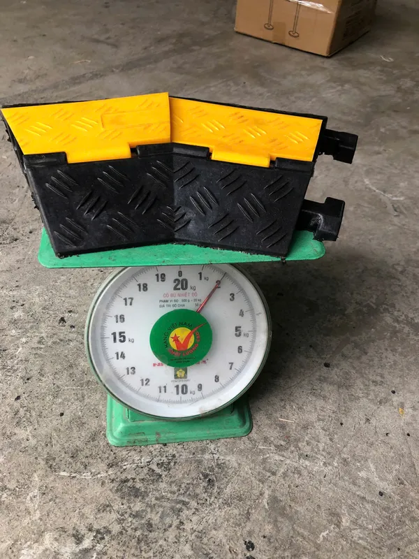 Gờ giảm tốc góc bảo vệ cáp