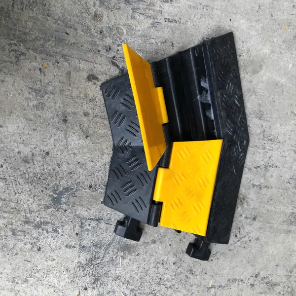 Gờ giảm tốc góc bảo vệ cáp