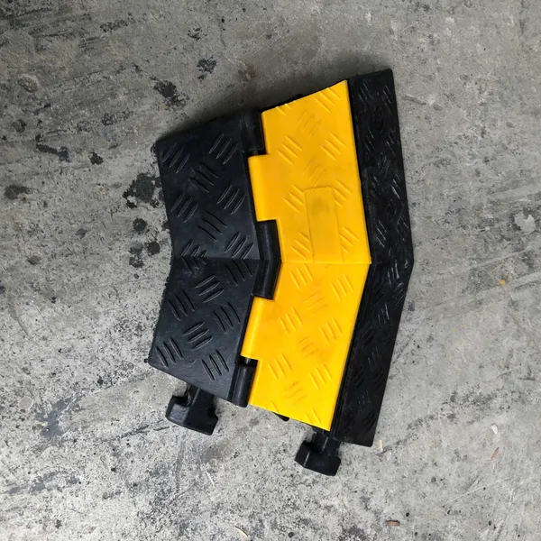 Gờ giảm tốc góc bảo vệ cáp