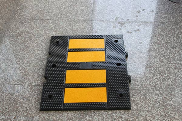 Hình ảnh thực tế thân gờ giảm tốc có phản quang màu vàng