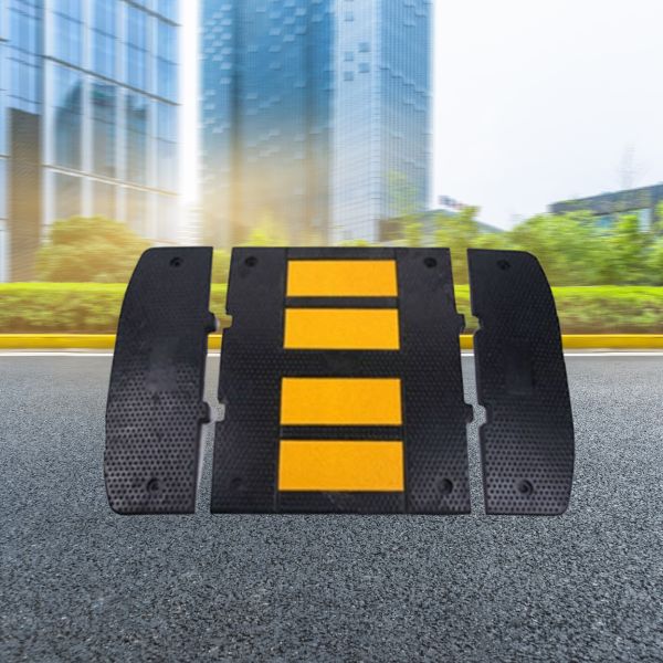 Gờ giảm tốc độ ngoài đường có phản quang màu vàng