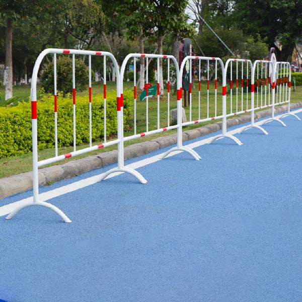 Móc nối giúp liên kết các rào chắn đường lại với nhau