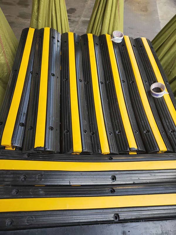 Tông màu đen vàng nổi bật, có phản quang tiện ích