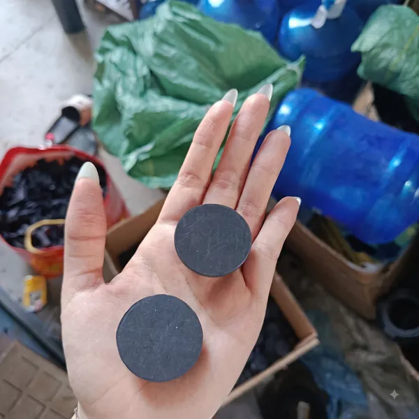 Nút bịt nhựa đen dùng cho gờ chặn bánh xe