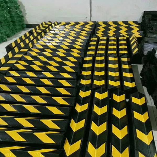 Sắp xếp và kiểm số lượng ốp cột vuông trước khi giao cho khách