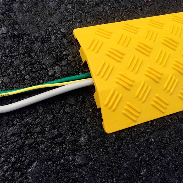 Rãnh kích thước lớn đủ để luồn được nhiều dây cáp, dây điện