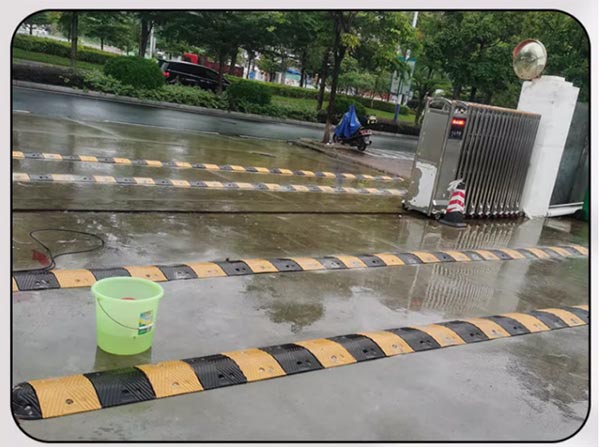 Các không gian di chuyển công cộng nên trang bị gờ giảm tốc độ