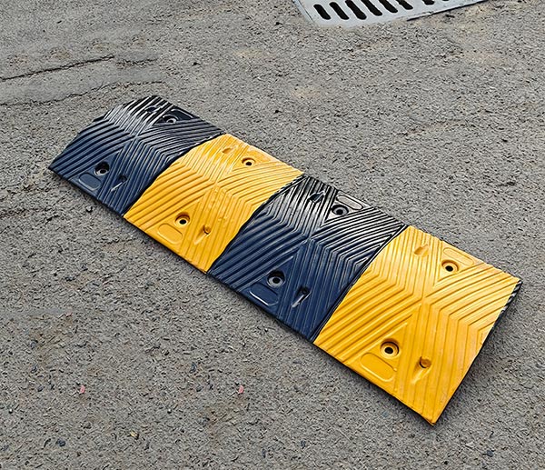 Hình ảnh chụp thật thân gờ giảm tốc bằng cao su 1m của Paloca