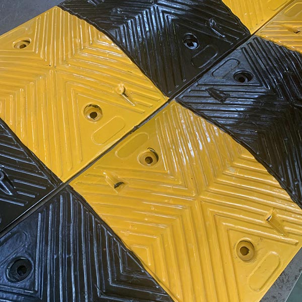 Hình ảnh chụp thật thân gờ giảm tốc bằng cao su 1m của Paloca