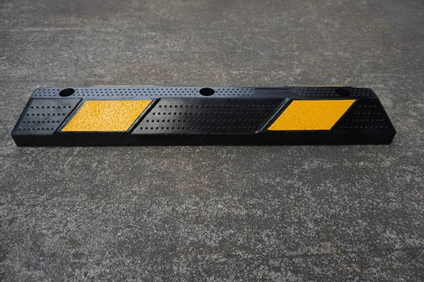 Hình ảnh thật của gờ chặn cao su 90cm chèn bánh xe