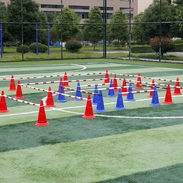 Các không gian công cộng thường trang bị cọc tiêu và thanh nối