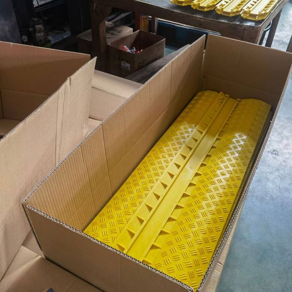 Hành Tinh Xanh đóng hàng - ốp bảo vệ cáp điện bằng nhựa