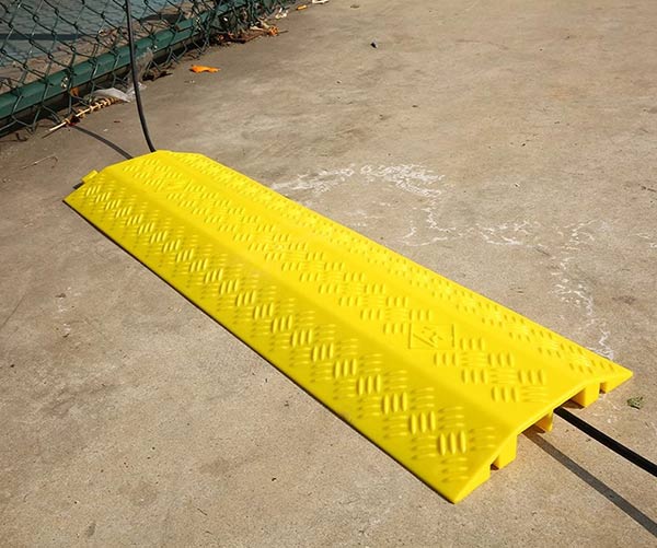 Khe chứa dây cáp rộng rãi