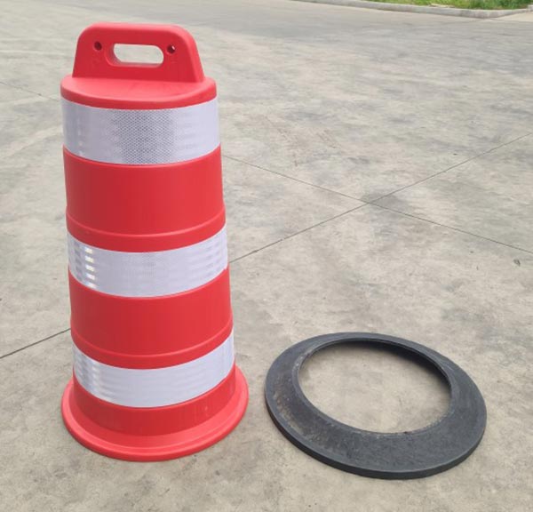 Lớp đế cao su có thể tách rời phần thân trụ chống va đập