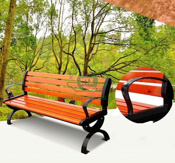 Ghế băng công viên bằng gỗ có tựa màu đỏ cam ấn tượng, điểm nhấn cho không gian của bạn