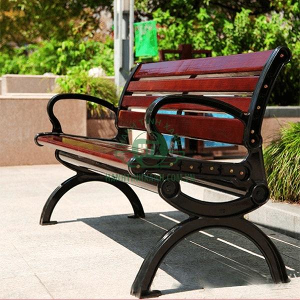 Ghế băng công viên bằng gỗ có tựa màu nâu đỏ gụ nền nã, sang trọng