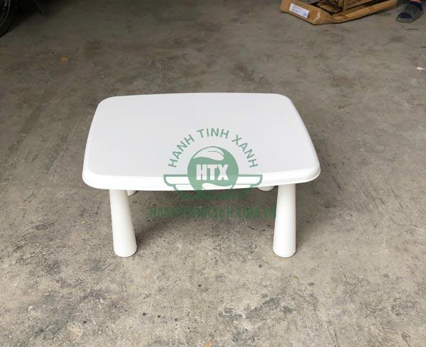 Bàn nhựa chắc chắn, mặt bàn rộng