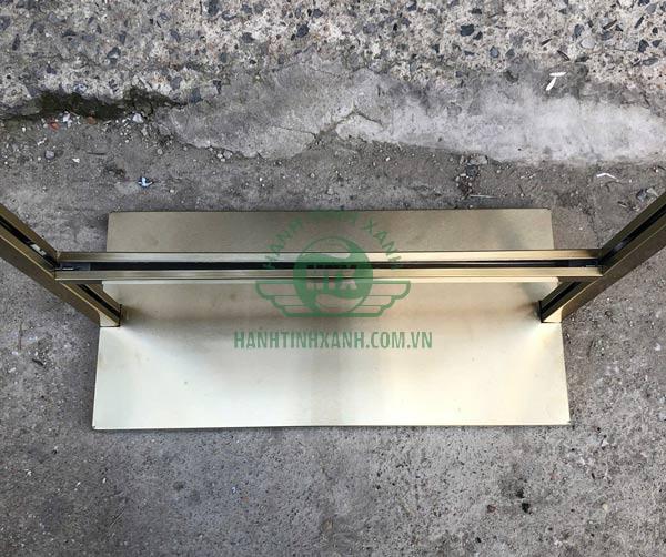 Ảnh chụp bảng standee khung inox vàng tại kho