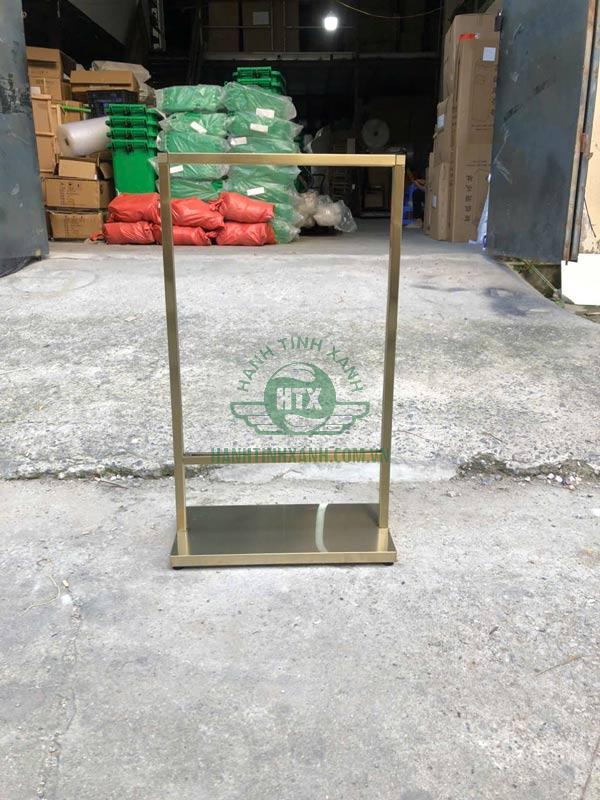 Ảnh chụp bảng standee khung inox vàng tại kho