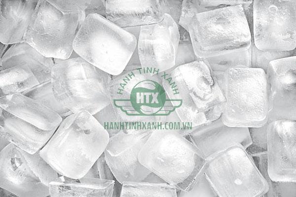 Dùng đá viên để đánh bay mảng bám trong thùng nhựa 