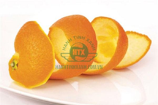 Dùng vỏ cam để đánh bay mảng bám trên thùng rác nhựa
