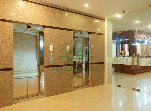 Thang máy hỗ trợ việc đi lại của người dân sinh sống trong chung cư