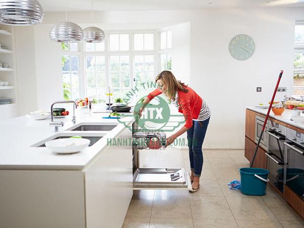 Nên lau nhà sau cùng, sau khi đã rửa bát, dọn đồ ăn thừa