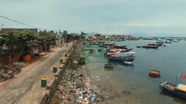 Những chiếc thùng rác ... không có rác ở bờ biển