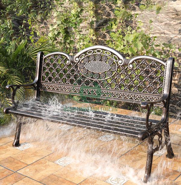 Ghế công viên thường xuyên phải chịu nắng mưa sẽ nhanh hỏng hơn