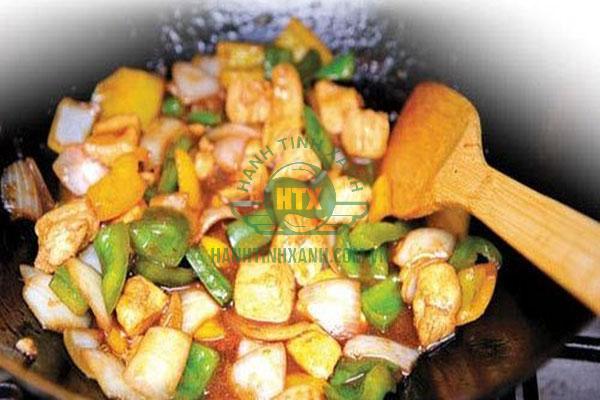 dùng thêm nước khi làm món xào 