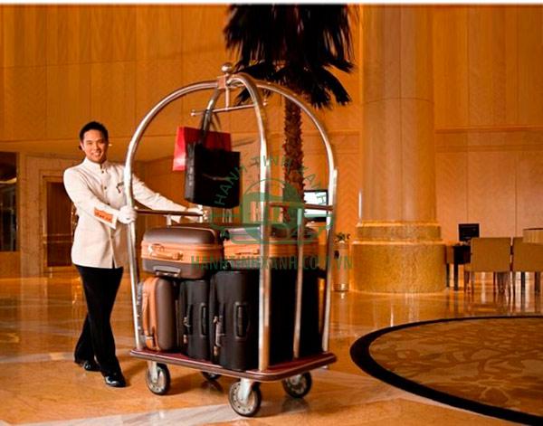 Bellman là người đẩy hành lý khách sạn