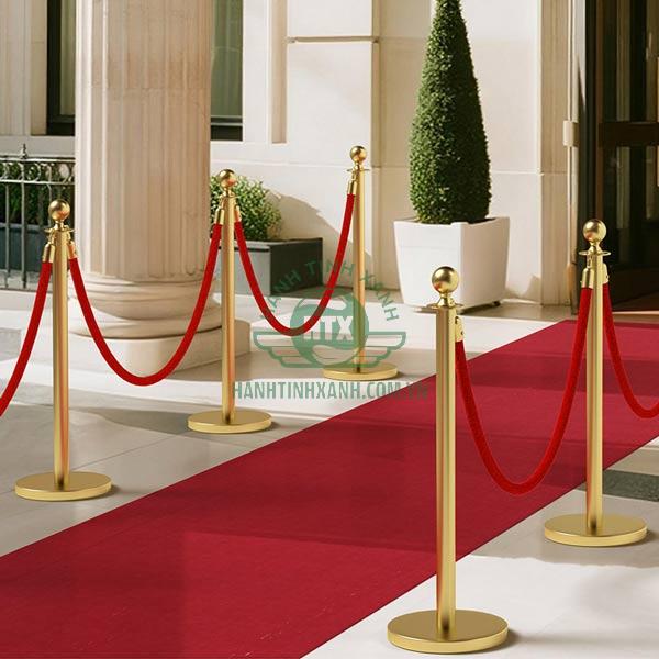 Cột chắn dây nhung đỏ - tông màu của sự kiện