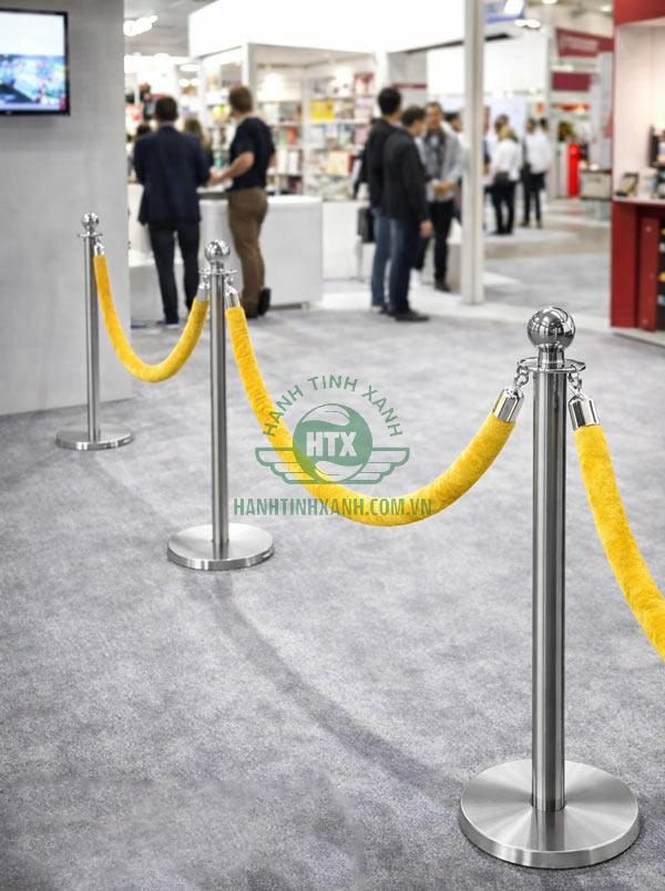 Cột chắn dây nhung trùng màu vàng sang trọng