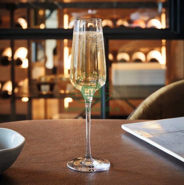 Ly White wine  dùng để uống rượu quán bar