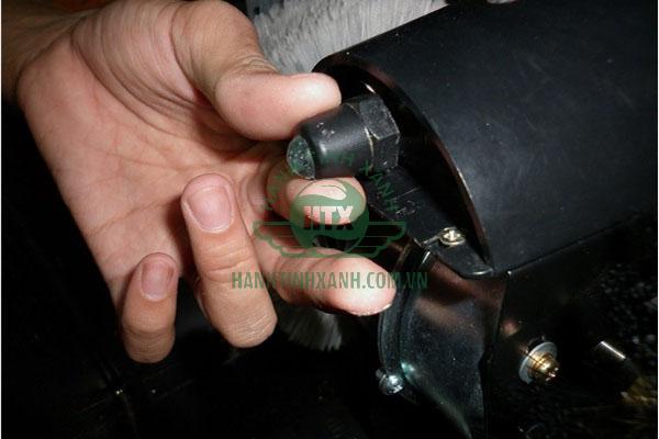 Máy đánh giày không lấy được xi 