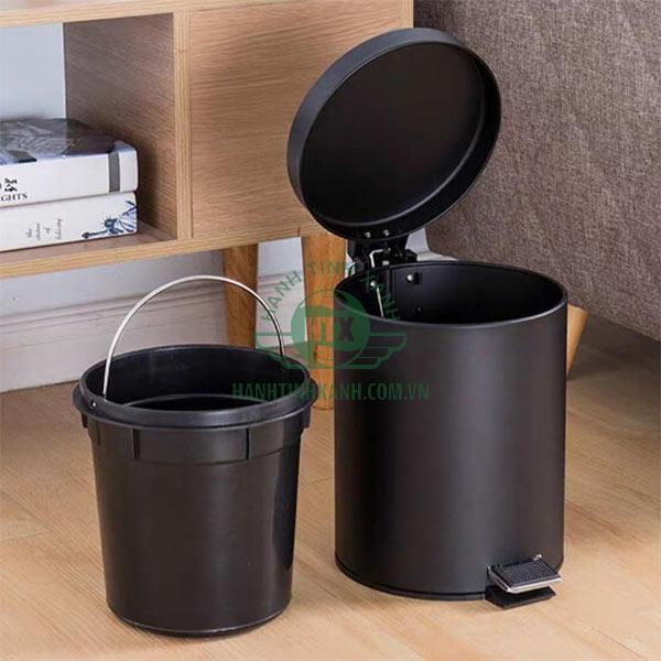 Thùng rác gia đình nên ưu tiên dùng loại có nắp đậy