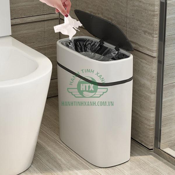 Thùng rác nhà tắm đặt gọn trong góc