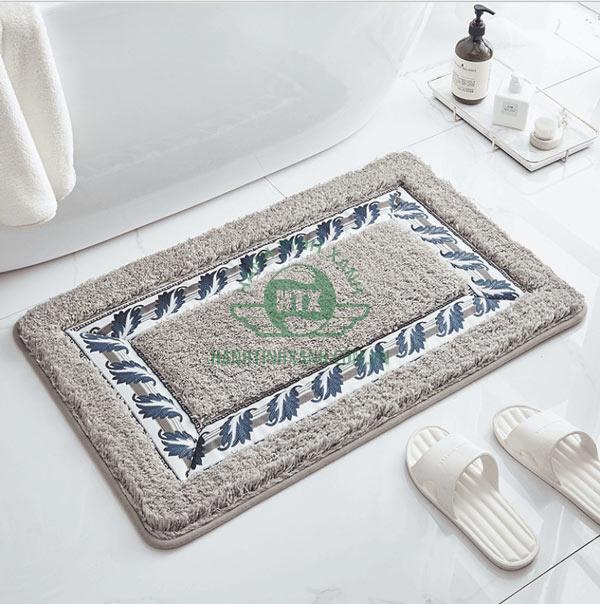 Thảm lau chân nên đặt xa thùng rác