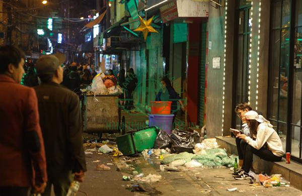 rác thải ngập cả đường phố về đêm