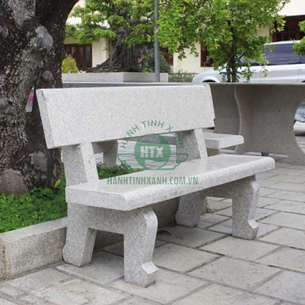 Đặt ghế ở dưới bóng râm của cây cổ thụ