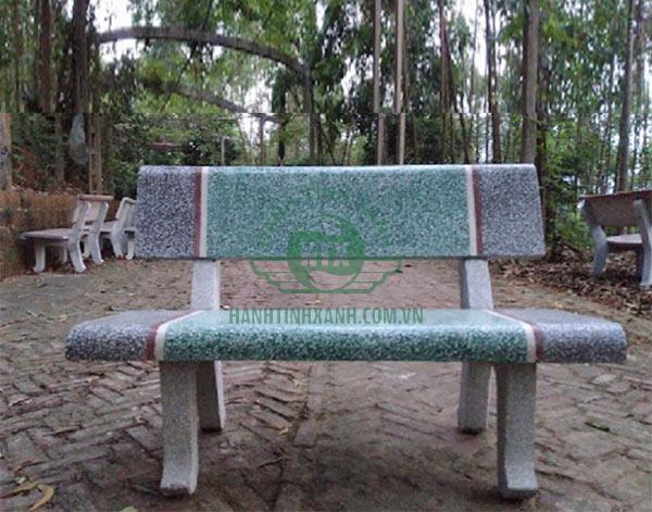 Ghế đá công viên trơn nhẵn nên dễ làm sạch